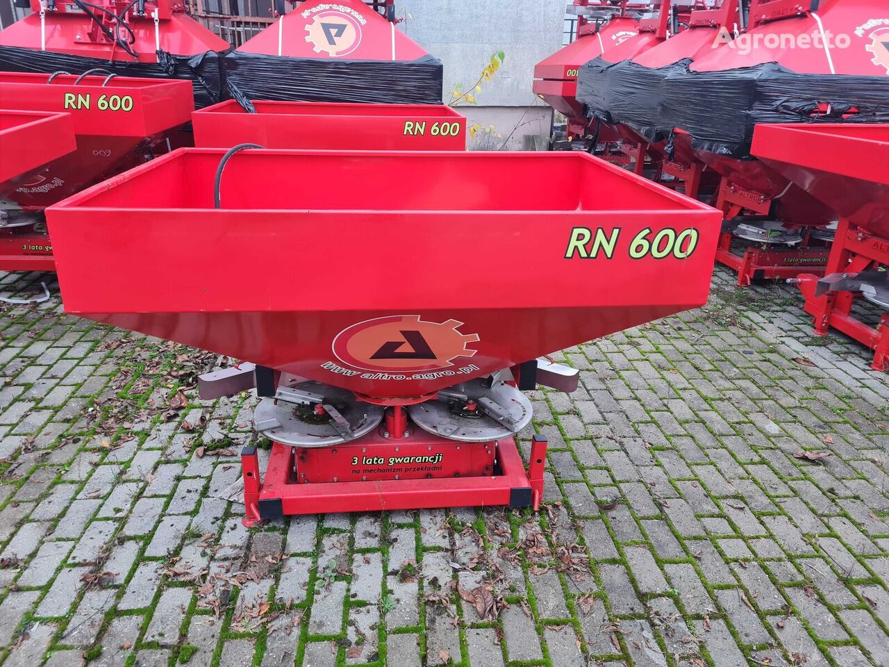 RN600 mounted fertilizer spreader