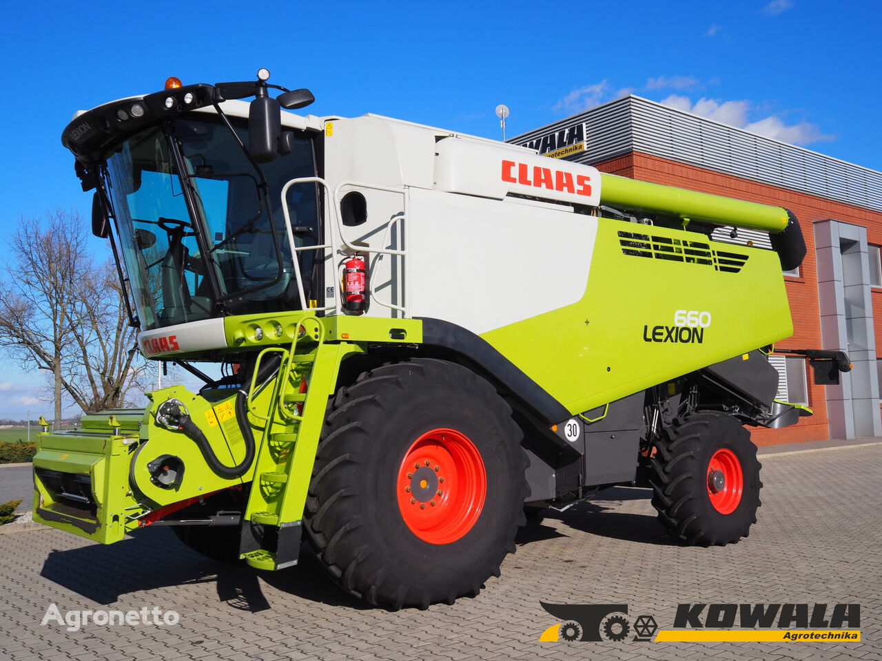 Claas Lexion 660 + V770  grain harvester