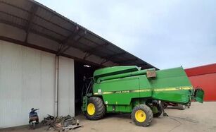 John Deere 2066 grain harvester