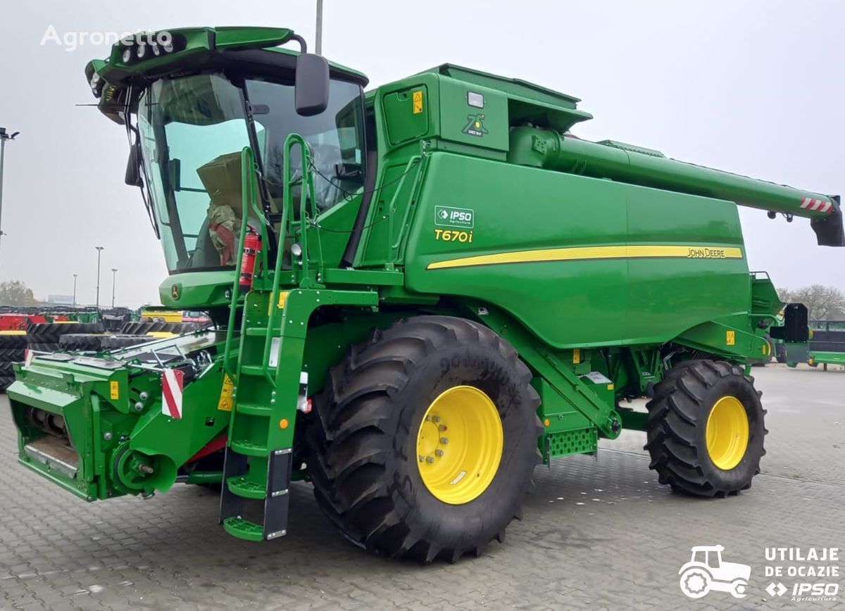 John Deere T670i grain harvester