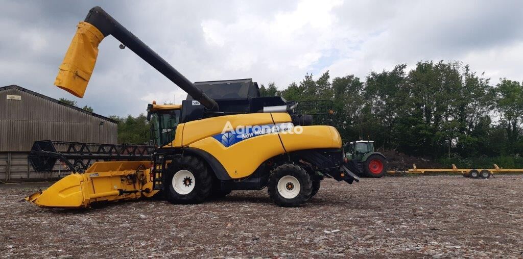 New Holland CR9080 grain harvester